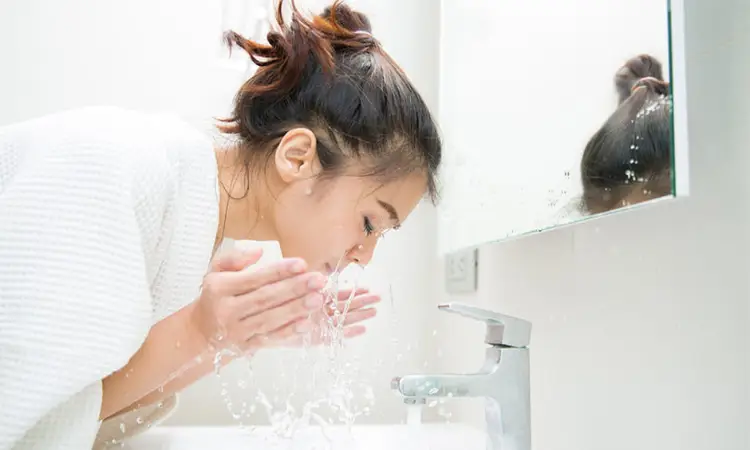 شستشوی ملایم و استفاده از محصولات مناسب 🚿