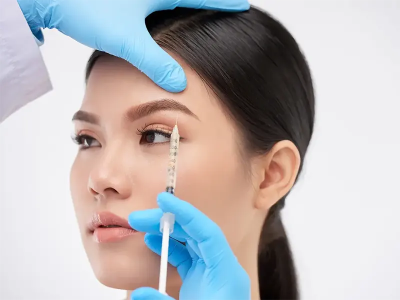 بوتاکس چیست و چگونه باعث لیفت صورت می‌شود 💉